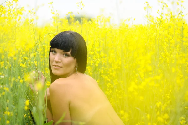 Femme seins nus dans le champ de viol jaune — Photo