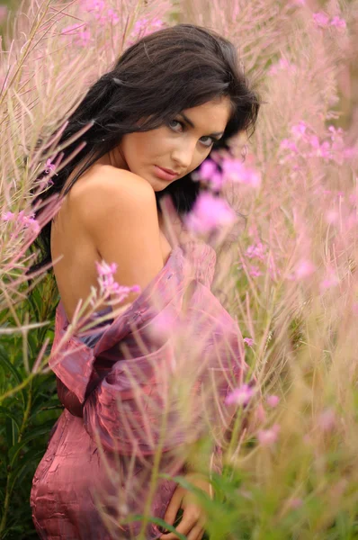 Ελκυστική νεαρή γυναίκα σε ροζ χρώμα — Φωτογραφία Αρχείου