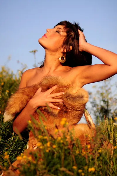 Femme seins nus au soleil — Photo