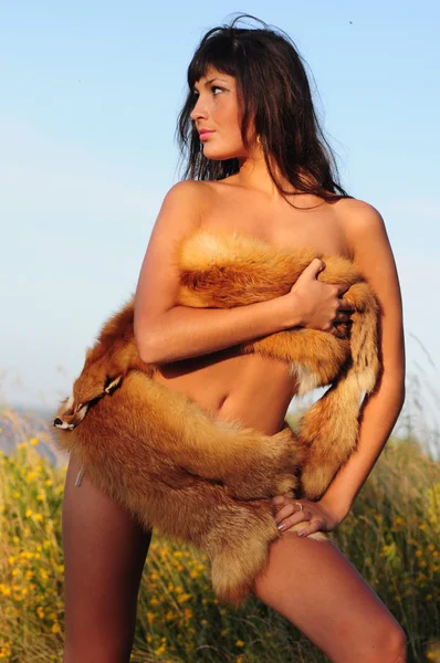 Donna nuda in pelliccia Foto Stock