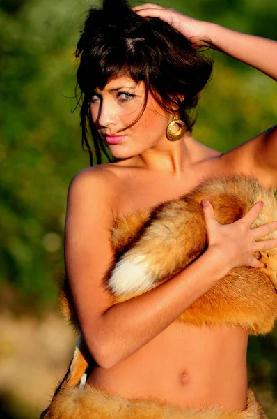 Σέξι γυναίκα γυμνή με γούνα — Φωτογραφία Αρχείου