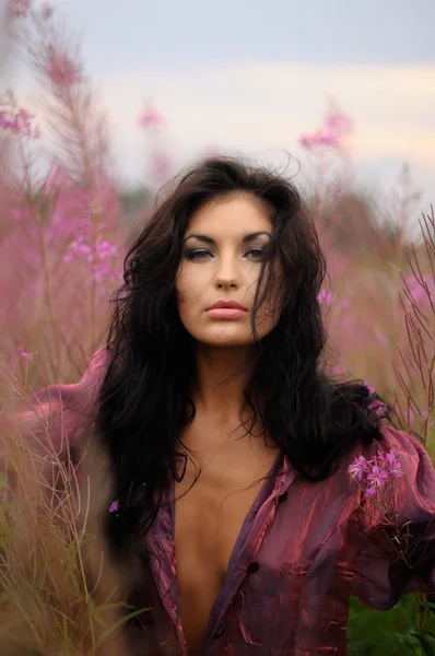 Brunette Beauty With Pink Blooms — Stock Photo, Image