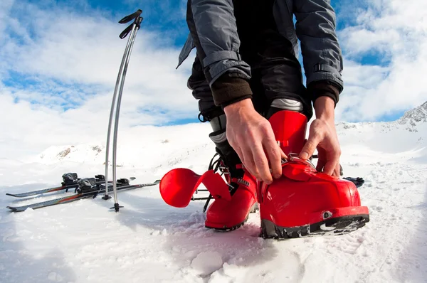 Preparando-se para esquiar - fixando as botas — Fotografia de Stock