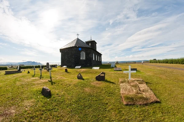 Ülkede taş Kilisesi tarafından taze mezar — Stok fotoğraf