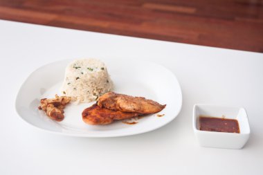 şık, modern tabakta yemek: tavuk, sarımsak ve sos pişmiş pirinç,