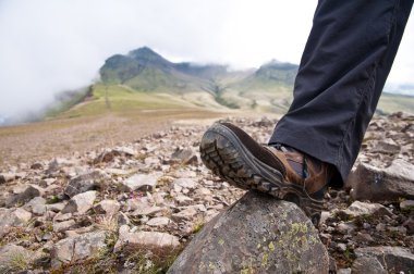 Dağın duran ayakkabı hiking içinde turizm