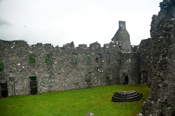 Ruinas de piedra viejo castillo — Foto de Stock