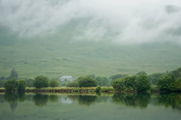 Lago típico, lago en Escocia — Foto de Stock