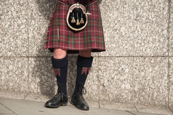 Gaitero vestido con falda escocesa jugando a las pipas de bolsa —  Fotos de Stock