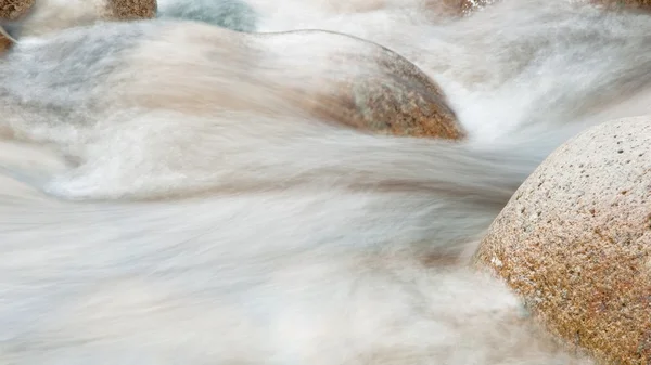 Édesvíz patak a hegyekben, hosszú expozíció — Stock Fotó