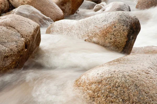 Édesvíz patak a hegyekben, hosszú expozíció — Stock Fotó