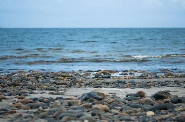 Strand met steentjes — Stockfoto