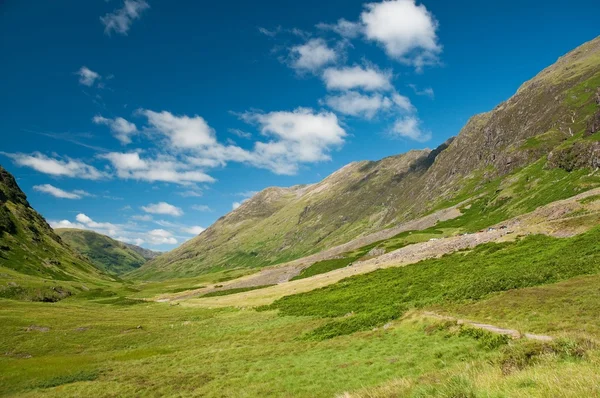 Gröna bergen under blå himmel, Skottland — Stockfoto