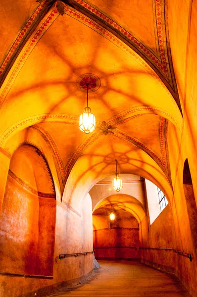 Ιστορική διάδρομο στην παλιά castne, όμορφο φως — Φωτογραφία Αρχείου
