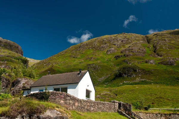 Dağlardaki küçük ev — Stok fotoğraf