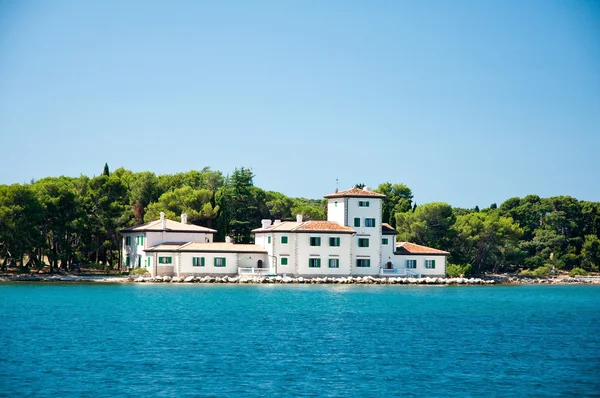 stock image Large luxurious villa on the beach