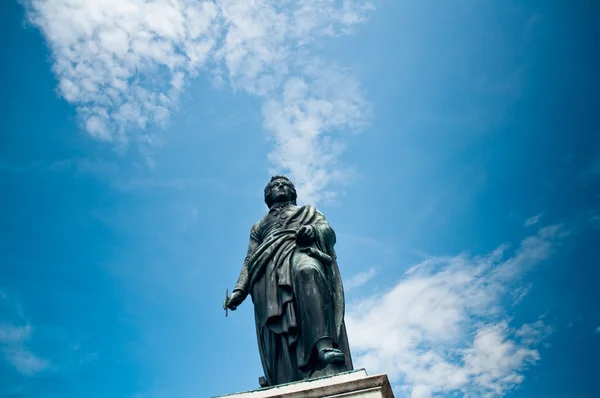 ザルツブルク、オーストリアの有名な作曲家モーツァルトの銅像 — ストック写真