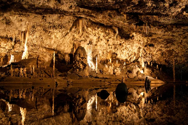 Пещера со многими сталагмитами и сталактитами — стоковое фото