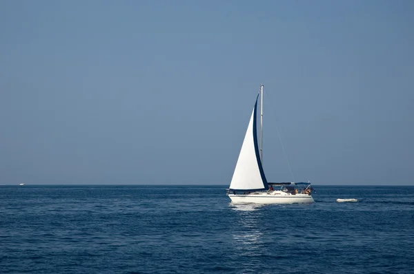 Weiße Jacht segelt auf offener See — Stockfoto