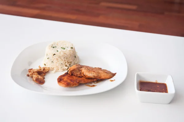 Stock image Stylish meal on modern plate: chicken, rice, baked garlic and sauce