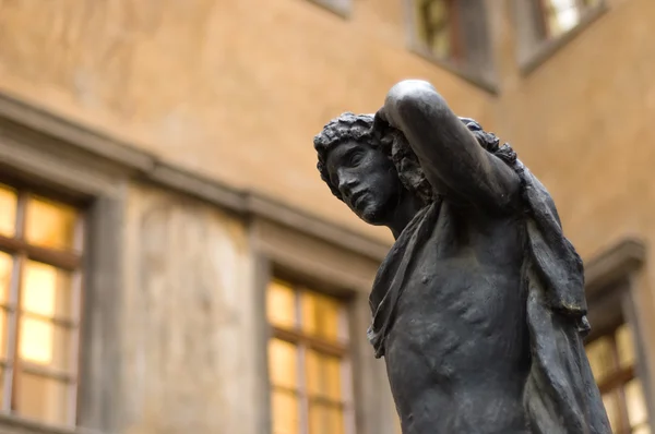 Sculpture de l'homme portant un lourd fardeau — Photo
