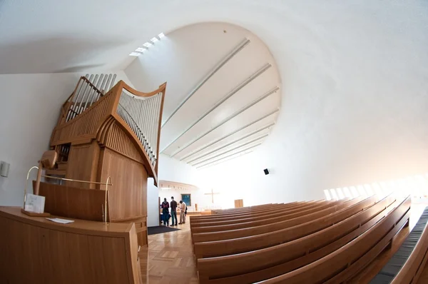 Sisätilojen modernin kirkon (Blonduos kirkko, Islanti ) — kuvapankkivalokuva