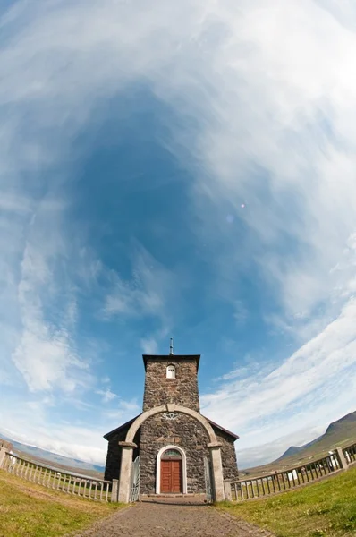 Iglesia de piedra en el país, mucho cielo (Iglesia Tingeyri, Islandia ) — Foto de Stock