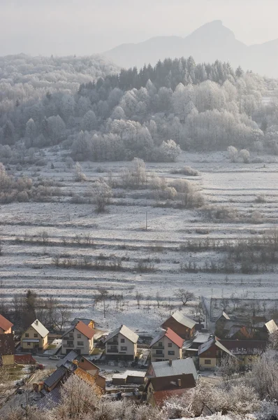 Aldeia de montanha no inverno — Fotografia de Stock