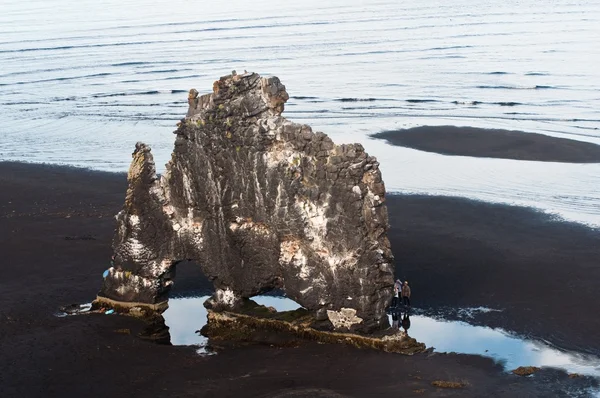 Hvitserkur рок, популярный туристический сайт в Исландии — стоковое фото
