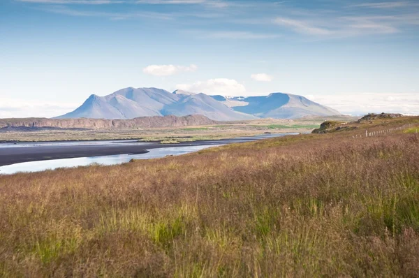 Krásná hora u moře, pole trávy, Island — Stock fotografie