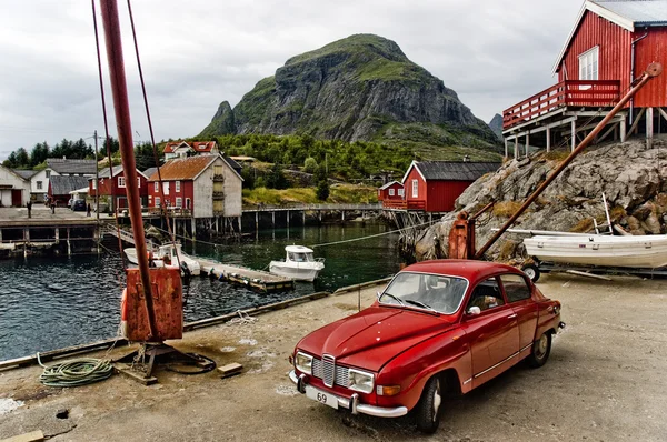 Piccolo villaggio di pescatori norvegese — Foto Stock