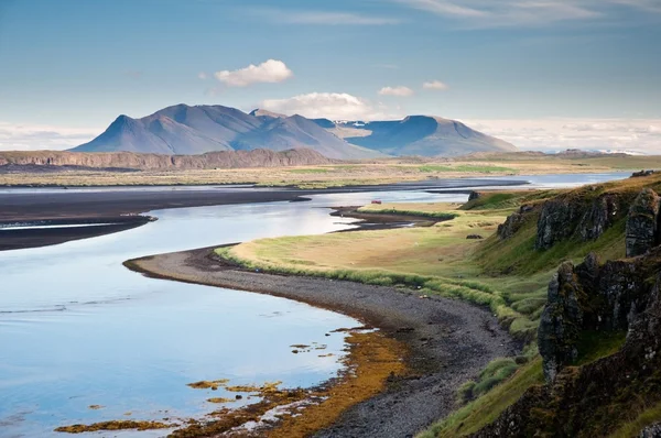 Pięknej górskiej scenerii nad morzem w hunafjordur, Islandia — Zdjęcie stockowe