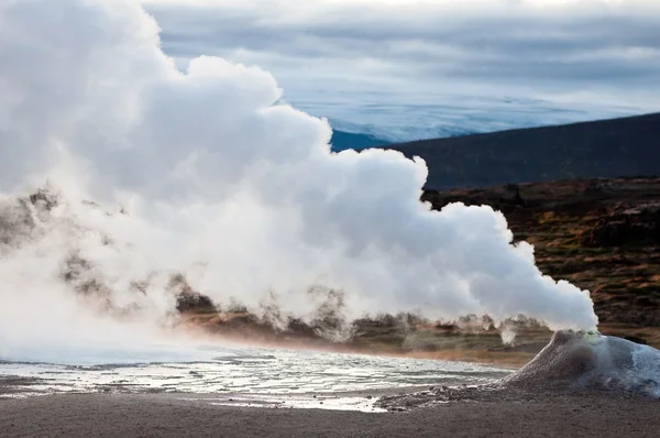 Pequeño volcán activo en Islandia — Foto de Stock