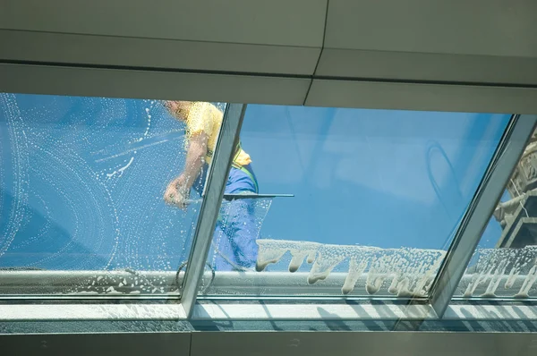 Trabajador limpieza ventanas — Foto de Stock
