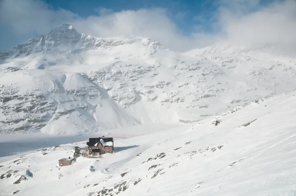 Berghotel in de winter — Stockfoto