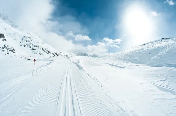 Vinterlandskap med skidåkning spår — Stockfoto