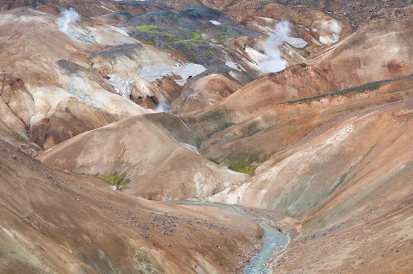 すべての植生と捨てられたアイスランドのカラフルな山々 — ストック写真