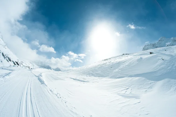 Paisaje invernal con pistas de esquí — Foto de Stock