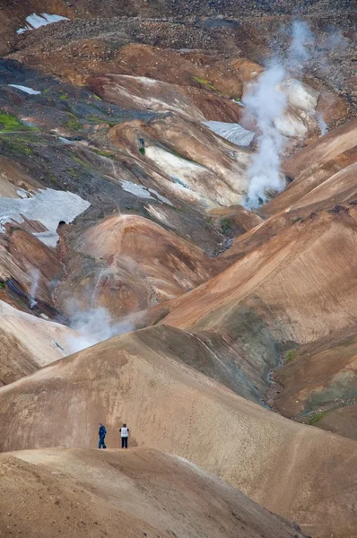 Bergen in IJsland met veel hot springs — Stockfoto