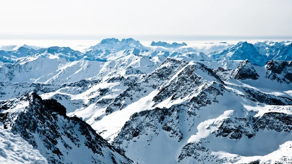 Альпинисты зимой, Альпы — стоковое фото
