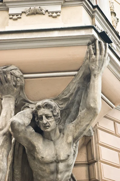 Hombre fuerte apoyando el edificio —  Fotos de Stock