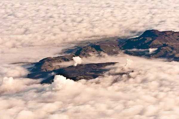 Góry zaglądając pod chmurami — Zdjęcie stockowe