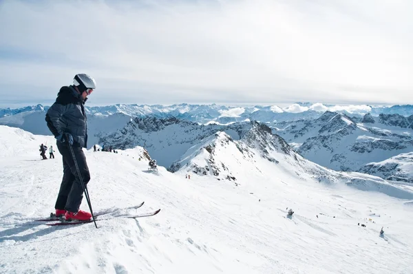 Skifahrer checkt die Piste — Stockfoto