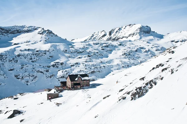 Hotel de montaña en invierno —  Fotos de Stock