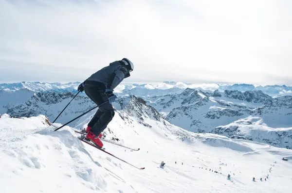 スキーヤーを楽しむ冬 — ストック写真