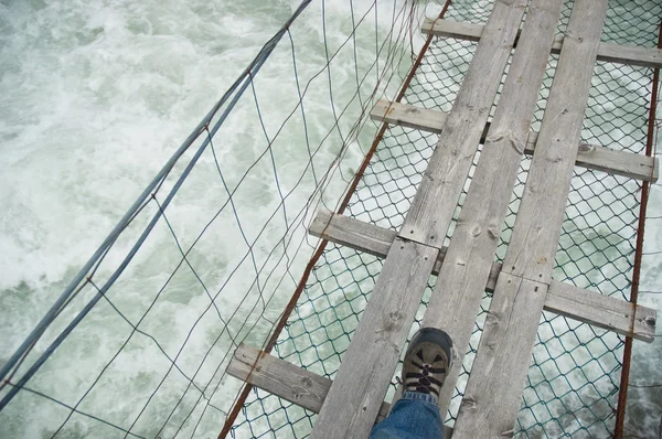 Bro över oroliga vatten — Stockfoto