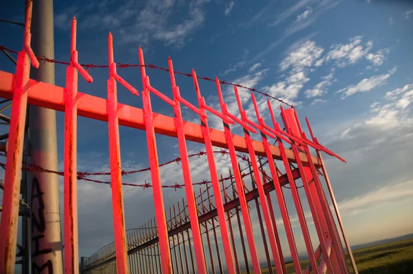 Kırmızı metal çit — Stok fotoğraf