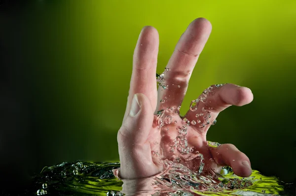 Mänsklig hand in en annan dimension, dynamisk vatten stänk phot — Stockfoto
