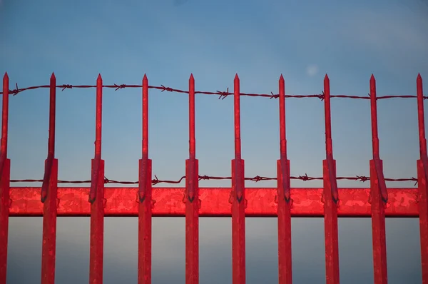 红色金属栅栏 — 图库照片