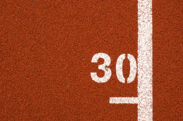 "30 "mark on running track — стоковое фото